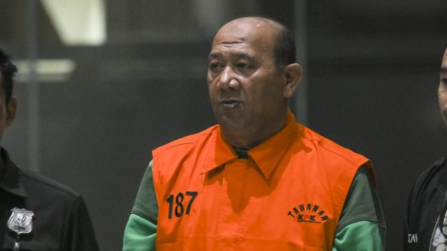 KPK menemukan logam mulia jenis platina atau platinum seberat 55 kilogram di mobil milik Bupati Langkat, Syah Afandin alias Ondim. ANTARA FOTO/Hafidz Mubarak A/kye