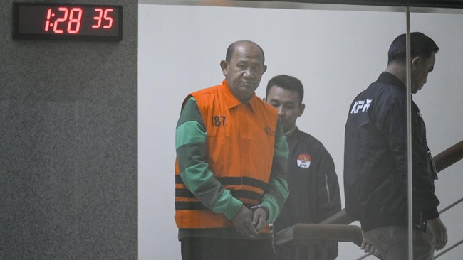 FOTO: Kebakaran TPA Jatiwaringin Hingga Vonis Nadiem Makarim