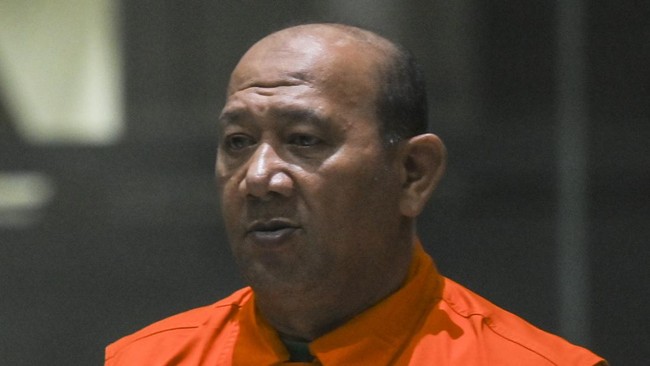 Bupati Langkat Syah Afandin mengenakan rompi tahanan usai menjalani pemeriksaan di Gedung Merah Putih KPK, Jakarta.