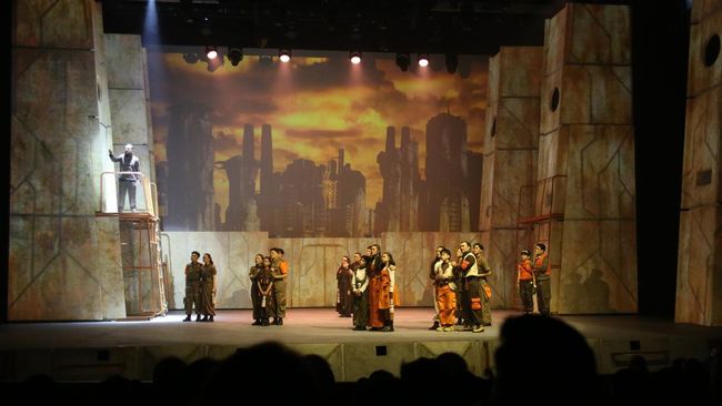 Musikal Senja Teduh Pelita resmi memulai rangkaian pertunjukannya di Graha
Bhakti Budaya, Taman Ismail Marzuki, Jakarta pada 3 hingga 12 Juli 2026. Dipersembahkan oleh
Indonesia Kaya dan Jakarta Movin berkolaborasi dengan MALIQ & D’Essentials, mu