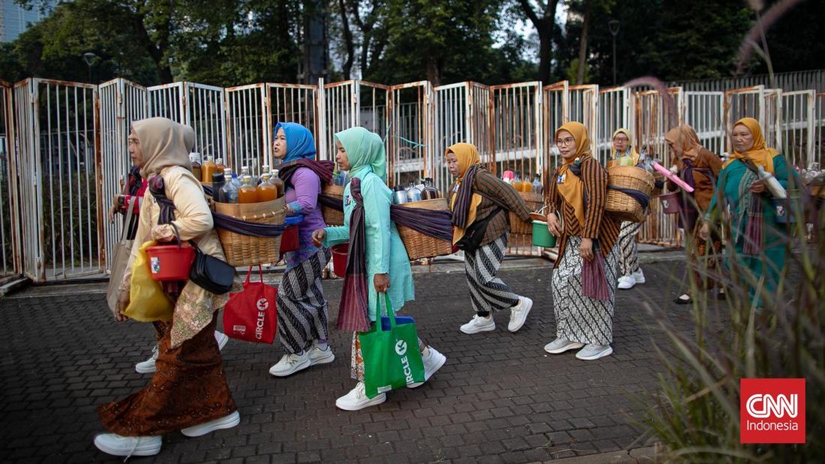 Puluhan perempuan berkebaya yang membawa bakul berisi aneka ramuan herbal mengikuti Parade Jamu Gendong di Istora Senayan, Jakarta, Sabtu (4/7).  (CNN Indonesia/Adi ibrahim)