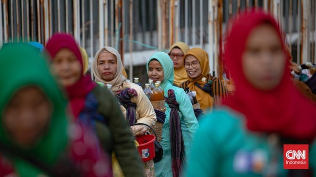 Puluhan perempuan berkebaya yang membawa bakul berisi aneka ramuan herbal mengikuti Parade Jamu Gendong di Istora Senayan, Jakarta, Sabtu (4/7).  (CNN Indonesia/Adi ibrahim)
