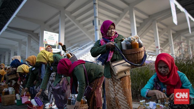 Puluhan perempuan berkebaya yang membawa bakul berisi aneka ramuan herbal mengikuti Parade Jamu Gendong di Istora Senayan, Jakarta, Sabtu (4/7).  (CNN Indonesia/Adi ibrahim)