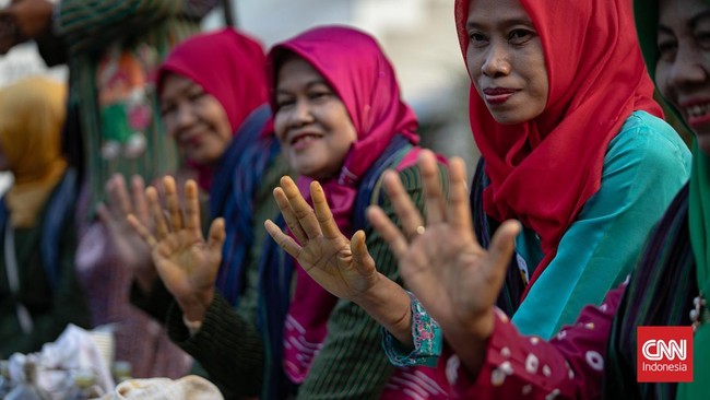 Puluhan perempuan berkebaya yang membawa bakul berisi aneka ramuan herbal mengikuti Parade Jamu Gendong di Istora Senayan, Jakarta, Sabtu (4/7). (CNN Indonesia/Adi ibrahim)