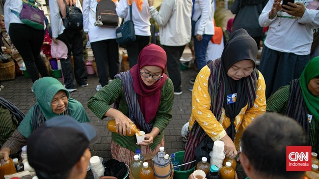 Puluhan perempuan berkebaya yang membawa bakul berisi aneka ramuan herbal mengikuti Parade Jamu Gendong di Istora Senayan, Jakarta, Sabtu (4/7). (CNN Indonesia/Adi ibrahim)