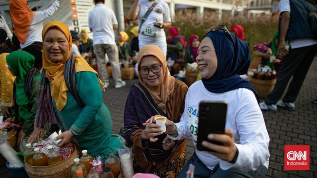 Puluhan perempuan berkebaya yang membawa bakul berisi aneka ramuan herbal mengikuti Parade Jamu Gendong di Istora Senayan, Jakarta, Sabtu (4/7). (CNN Indonesia/Adi ibrahim)