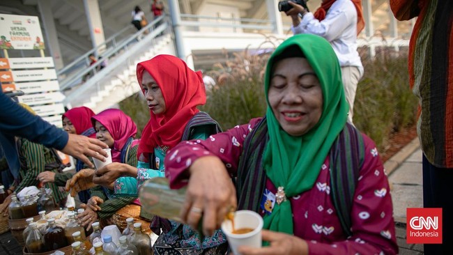 Puluhan perempuan berkebaya yang membawa bakul berisi aneka ramuan herbal mengikuti Parade Jamu Gendong di Istora Senayan, Jakarta, Sabtu (4/7). (CNN Indonesia/Adi ibrahim)
