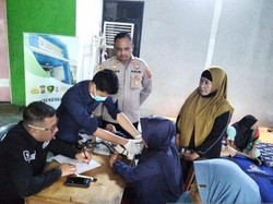 Dokkes Polri Periksa Kesehatan Warga Terdampak Kebakaran TPA Jatiwaringin