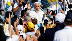 Paus Leo XIV mendoakan migran yang dimakamkan di Lampedusa, Italia.