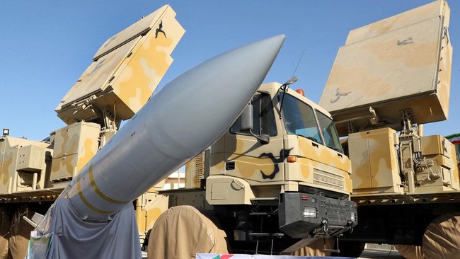 Iran menyiagakan sistem pertahanan rudal permukaan ke udara jarak jauh Bavar-373 saat rangkaian pemakaman Ayatollah Ali Khamenei.