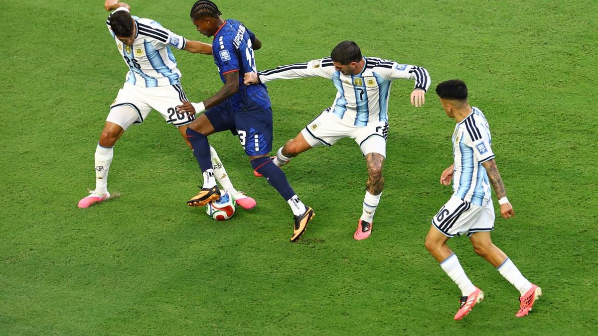 Soccer Football - FIFA World Cup 2026 - Round of 32 - Argentina v Cape Verde - Miami Stadium, Miami Gardens, Florida, U.S. - July 3, 2026 Cape Verde's Sidny Lopes Cabral in action with Argentina's Rodrigo De Paul and Argentina's Nahuel Molina REUTERS