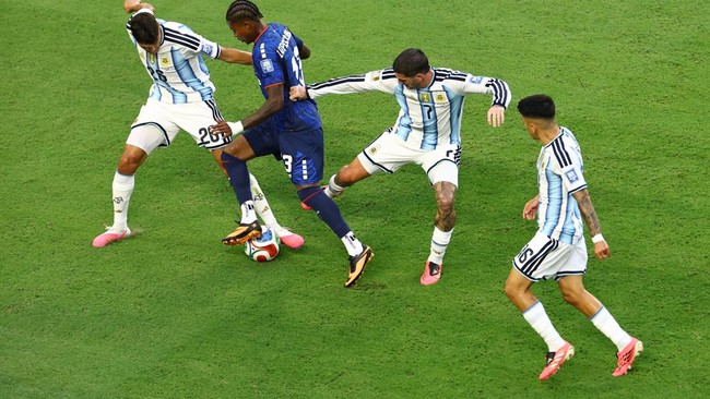 Soccer Football - FIFA World Cup 2026 - Round of 32 - Argentina v Cape Verde - Miami Stadium, Miami Gardens, Florida, U.S. - July 3, 2026 Cape Verde's Sidny Lopes Cabral in action with Argentina's Rodrigo De Paul and Argentina's Nahuel Molina REUTERS