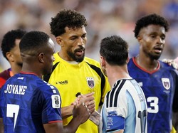 Soccer Football - FIFA World Cup 2026 - Round of 32 - Argentina v Cape Verde - Miami Stadium, Miami Gardens, Florida, U.S. - July 3, 2026 Cape Verde's Vozinha shakes hands with Argentina's Lionel Messi after the match as Cape Verde are eliminated and