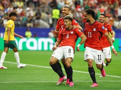 Soccer Football - FIFA World Cup 2026 - Round of 32 - Australia v Egypt - Dallas Stadium, Arlington, Texas, U.S. - July 3, 2026 Egypt's Emam Ashour celebrates scoring their first goal with Ramy Rabia and Mostafa Zico REUTERS/Kai Pfaffenbach
