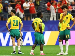 Soccer Football - FIFA World Cup 2026 - Round of 32 - Australia v Egypt - Dallas Stadium, Arlington, Texas, U.S. - July 3, 2026 Australia's Cristian Volpato, Nestory Irankunda and Lucas Herrington look dejected after the match as Australia are elimin