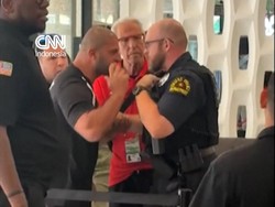 Keributan terjadi antara timnas Mesir dan seorang petugas polisi Dallas, Amerika Serikat pada Kamis (2/7).