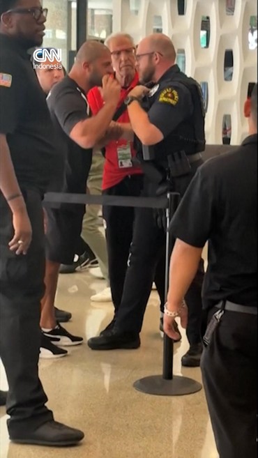 Keributan terjadi antara timnas Mesir dan seorang petugas polisi Dallas, Amerika Serikat pada Kamis (2/7).