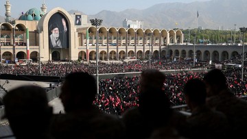 Upacara Pemakaman Khamenei Resmi Dimulai, Massa Teriak 'Matilah AS'