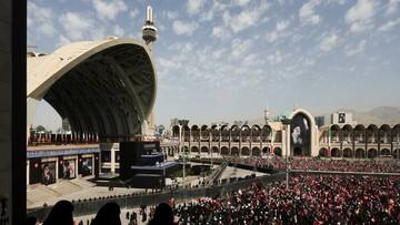 FOTO: Pilu dan Amarah Ribuan Rakyat Iran Melepas Jenazah Ali Khamenei