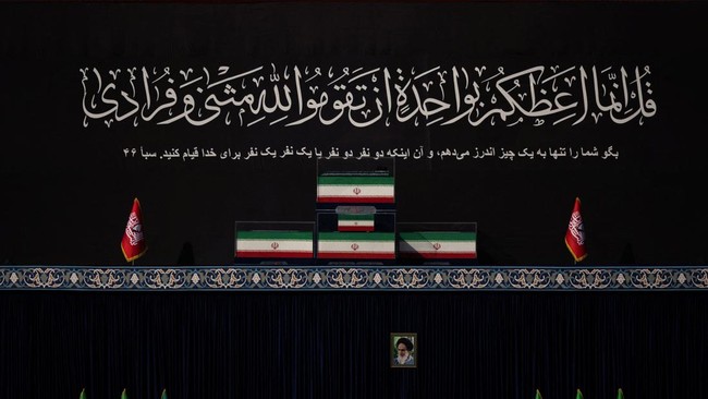 Upacara penghormatan terakhir untuk jenazah mantan Pemimpin Tertinggi Iran Ayatollah Ali Khamenei di Teheran.