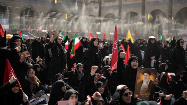 Mourners shout slogans during a public farewell ceremony to pay their respects to late Supreme Leader Ayatollah Ali Khamenei, who was killed on February 28 in Israeli and U.S. airstrikes, at the Imam Khomeini Grand Mosalla, in Tehran, Iran July 4, 20