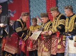 Sandang Gelar Adat, Al Haris Tegaskan Adat Tak Boleh Kalah oleh Zaman