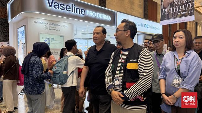 Chairman CT Corp Chairul Tanjung (CT) menghadiri hari terakhir Jakarta X Beauty 2026 pada Minggu (5/7).