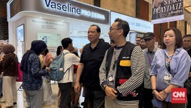 Chairman CT Corp Chairul Tanjung (CT) menghadiri hari terakhir Jakarta X Beauty 2026 pada Minggu (5/7).