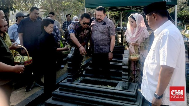 Jaksa Agung ST Burhanuddin melakukan ziarah ke makam orang tuanya di Desa Talaga Wetan, Kabupaten Majalengka pada Minggu (5/7).