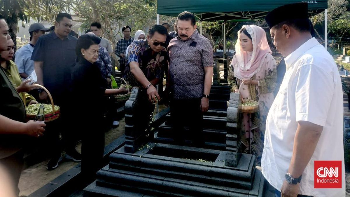 Jaksa Agung Ziarah Makam Orang Tua di Majalengka