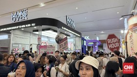 Memasuki sore hari pada hari terakhir Jakarta X Beauty (JXB) 2026, Minggu (5/7), sejumlah booth dipadati pengunjung yang memburu flash sale.
