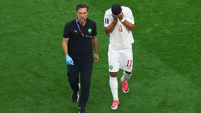 Soccer Football - FIFA World Cup 2026 - Round of 16 - Canada v Morocco - Fans gather in Vancouver - Vancouver, Canada - July 4, 2026 Morocco's Ismael Saibari comes off the pitch to receive medical attention after sustaining an injury REUTERS/Issei Ka