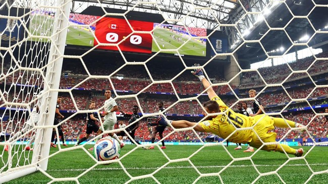 Soccer Football - FIFA World Cup 2026 - Round of 16 - Canada v Morocco - Houston Stadium, Houston, Texas, U.S. - July 4, 2026 Morocco's Azzedine Ounahi scores their first goal past Canada's Maxime Crepeau REUTERS/Hannah Mckay