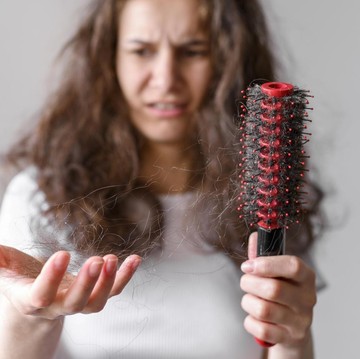 Rambut Rontok Parah? Ini 7 Makanan Terbaik untuk Mencegahnya Secara Alami