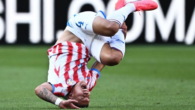 Soccer Football - FIFA World Cup 2026 - Round of 16 - Paraguay v France - Philadelphia Stadium, Philadelphia, Pennsylvania, U.S. - July 4, 2026 Paraguay's Juan Jose Caceres falls after a challenge with France's Bradley Barcola REUTERS/Dylan Martinez