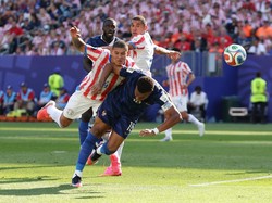 Soccer Football - FIFA World Cup 2026 - Round of 16 - Paraguay v France - Philadelphia Stadium, Philadelphia, Pennsylvania, U.S. - July 4, 2026 France's Kylian Mbappe in action with Paraguay's Juan Jose Caceres IMAGN IMAGES via Reuters/Bill Streicher