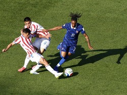 Soccer Football - FIFA World Cup 2026 - Round of 16 - Paraguay v France - Philadelphia Stadium, Philadelphia, Pennsylvania, U.S. - July 4, 2026 France's Michael Olise in action with Paraguay's Andres Cubas and Diego Gomez REUTERS/Jeenah Moon