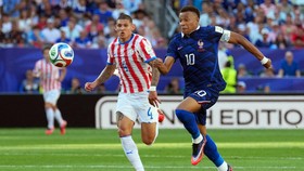 Soccer Football - FIFA World Cup 2026 - Round of 16 - Paraguay v France - Philadelphia Stadium, Philadelphia, Pennsylvania, U.S. - July 4, 2026 France's Kylian Mbappe in action with Paraguay's Juan Jose Caceres IMAGN IMAGES via Reuters/James Lang