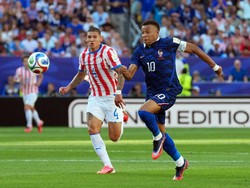 Soccer Football - FIFA World Cup 2026 - Round of 16 - Paraguay v France - Philadelphia Stadium, Philadelphia, Pennsylvania, U.S. - July 4, 2026 France's Kylian Mbappe in action with Paraguay's Juan Jose Caceres IMAGN IMAGES via Reuters/James Lang