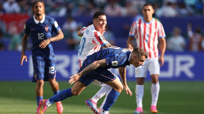Soccer Football - FIFA World Cup 2026 - Round of 16 - Paraguay v France - Philadelphia Stadium, Philadelphia, Pennsylvania, U.S. - July 4, 2026 France's Lucas Digne in action with Paraguay's Miguel Almiron IMAGN IMAGES via Reuters/Bill Streicher