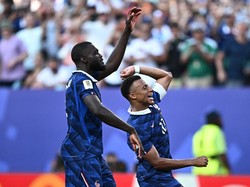 Soccer Football - FIFA World Cup 2026 - Round of 16 - Paraguay v France - Philadelphia Stadium, Philadelphia, Pennsylvania, U.S. - July 4, 2026 France's Dayot Upamecano and Kylian Mbappe celebrate after the match as France qualify for the quarter fin