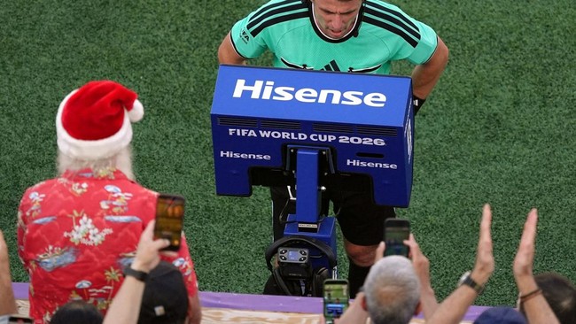 Soccer Football - FIFA World Cup 2026 - Round of 16 - Paraguay v France - Philadelphia Stadium, Philadelphia, Pennsylvania, U.S. - July 4, 2026 Referee Ilgiz Tantashev refers to VAR before awarding a penalty to France IMAGN IMAGES via Reuters/Kyle Ro