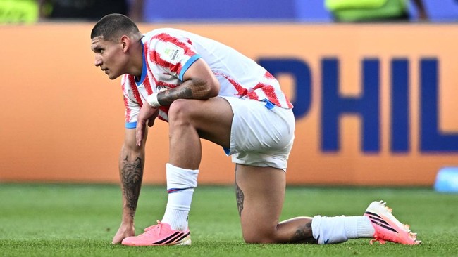 Soccer Football - FIFA World Cup 2026 - Round of 16 - Paraguay v France - Philadelphia Stadium, Philadelphia, Pennsylvania, U.S. - July 4, 2026 Paraguay's Juan Jose Caceres looks dejected after the match as Paraguay are eliminated from the World Cup 