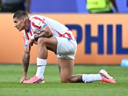 Soccer Football - FIFA World Cup 2026 - Round of 16 - Paraguay v France - Philadelphia Stadium, Philadelphia, Pennsylvania, U.S. - July 4, 2026 Paraguay's Juan Jose Caceres looks dejected after the match as Paraguay are eliminated from the World Cup