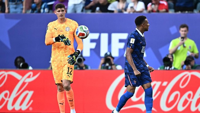 Soccer Football - FIFA World Cup 2026 - Round of 16 - Paraguay v France - Philadelphia Stadium, Philadelphia, Pennsylvania, U.S. - July 4, 2026 France's Kylian Mbappe celebrates after the match as France qualify for the quarter finals of the World Cu