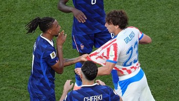 Soccer Football - FIFA World Cup 2026 - Round of 16 - Paraguay v France - Philadelphia Stadium, Philadelphia, Pennsylvania, U.S. - July 4, 2026 France's Michael Olise and Paraguay's Matias Galarza clash as Rayan Cherki reacts IMAGN IMAGES via Reuters