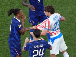 Soccer Football - FIFA World Cup 2026 - Round of 16 - Paraguay v France - Philadelphia Stadium, Philadelphia, Pennsylvania, U.S. - July 4, 2026 France's Michael Olise and Paraguay's Matias Galarza clash as Rayan Cherki reacts IMAGN IMAGES via Reuters
