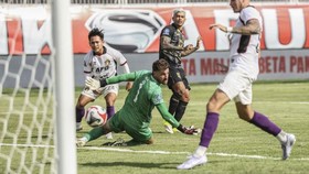 Persik Kediri melepas kiper asing, Leonardo Navacchio. (ANTARA FOTO/Andri Saputra/wsj)