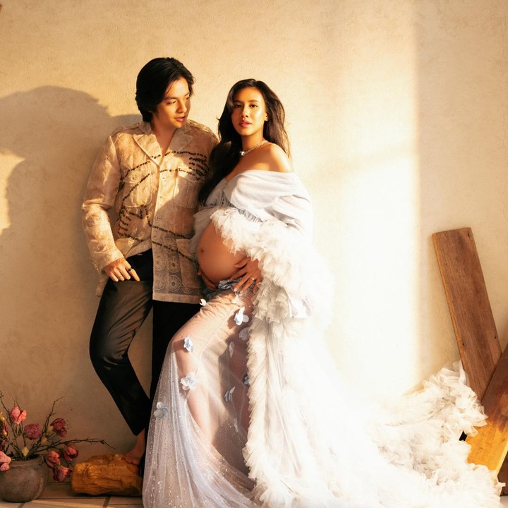 <p>Shenina dan Angga tampaknya mengangkat tema elegan dan romantis di <em>maternity shoot</em> ini. Suasana hangat terpancar dari pencahayaan yang lembut, dipadukan dengan dekorasi minimalis yang sederhana namun tetap artistik. (Foto: Instagram @angga/ @sheninacinnamon)</p>