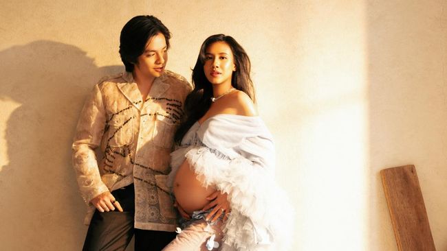 Gaya Shenina Cinnamon saat Pamer Baby Bump dalam Balutan Gaun Putih
